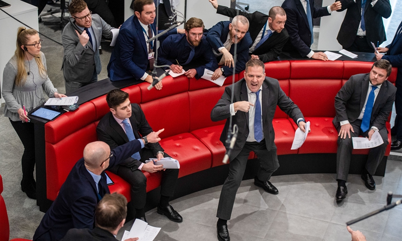 Traders, brokers and clerks on the trading floor of the open outcry pit at the London Metal Exchange (LME) in London, UK, on February 28, 2022 Photo: VCG