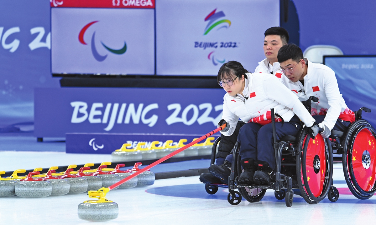 Yan Zhuo throws a stone in the wheelchair curling match against South Korea at the Beijing 2022 Paralympic Winter Games on February 6. Photo: Xinhua