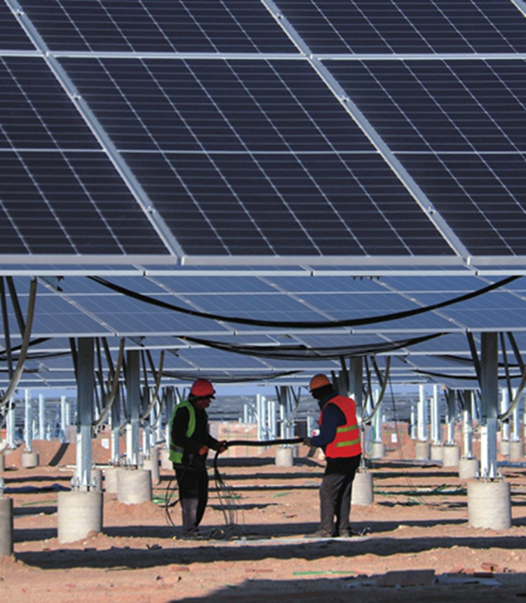 Workers help build a 40-megawatt solar power project in a photoelectric industrial park in Dunhuang, Northwest China's Gansu Province on December 11, 2021. The city has over recent years taken advantage of its bountiful wind and solar resources to push for the development of the local new energy sector, beefing up its green economy. Photo: cnsphoto