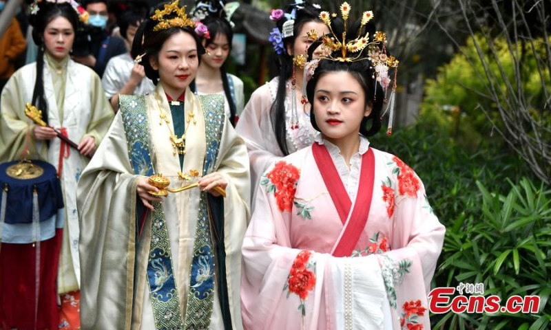 Young women wearing hanfu, the traditional clothing of the Han ethnic group, worship 