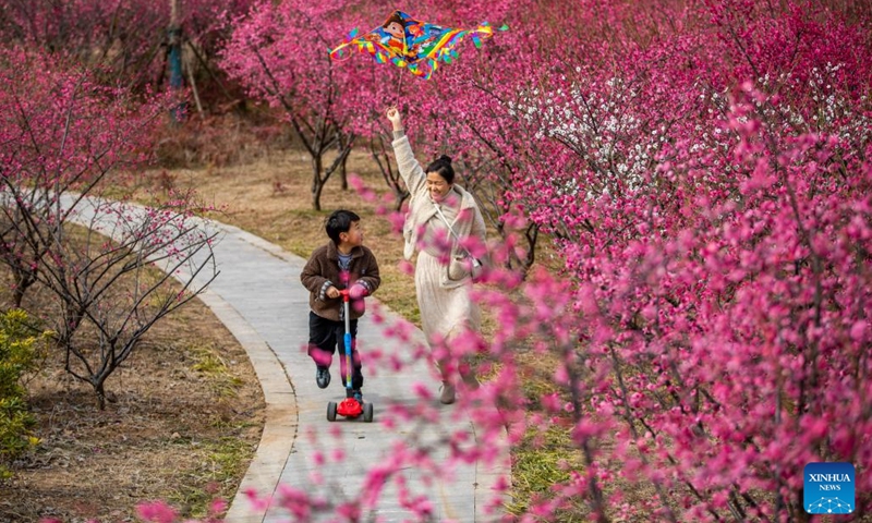 People enjoy the springtime in Huaibei, east China's Anhui Province, March 6, 2022.(Photo: Xinhua)