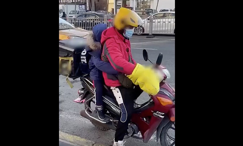 Mother orders errand boy to send child to school. Screenshot of 163.com