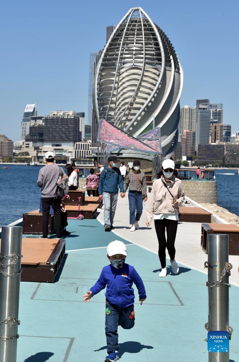 People wearing face masks are seen in Hong Kong, south China, March 8, 2022. The Hong Kong Special Administrative Region (HKSAR) reported 28,475 new COVID-19 cases on March 8. (Xinhua/Lo Ping Fai)