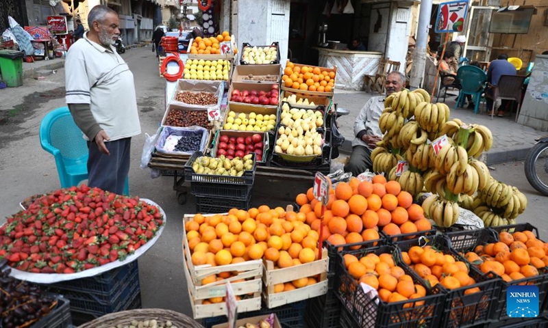 People sell fruit at a market in Cairo, Egypt, on March 9, 2022. Egyptian Prime Minister Mostafa Madbouly on Wednesday pledged to keep food prices in the fair range amid the ongoing conflict between Russia and Ukraine.(Photo: Xinhua)