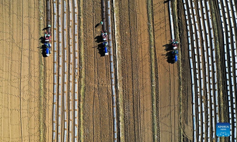 Aerial photo taken on March 8, 2022 shows farmers working in the fields in Weining, southwest China's Guizhou Province.(Xinhua/Yang Wenbin)