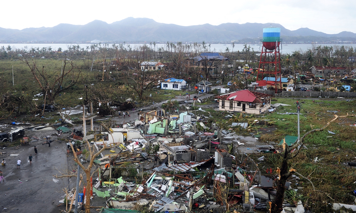 A general shot shows houses destroyed by the strong winds caused by typhoon Haiyan at Tacloban, eastern island of Leyte, the Philippines on November 9, 2013. Photo: AFP
