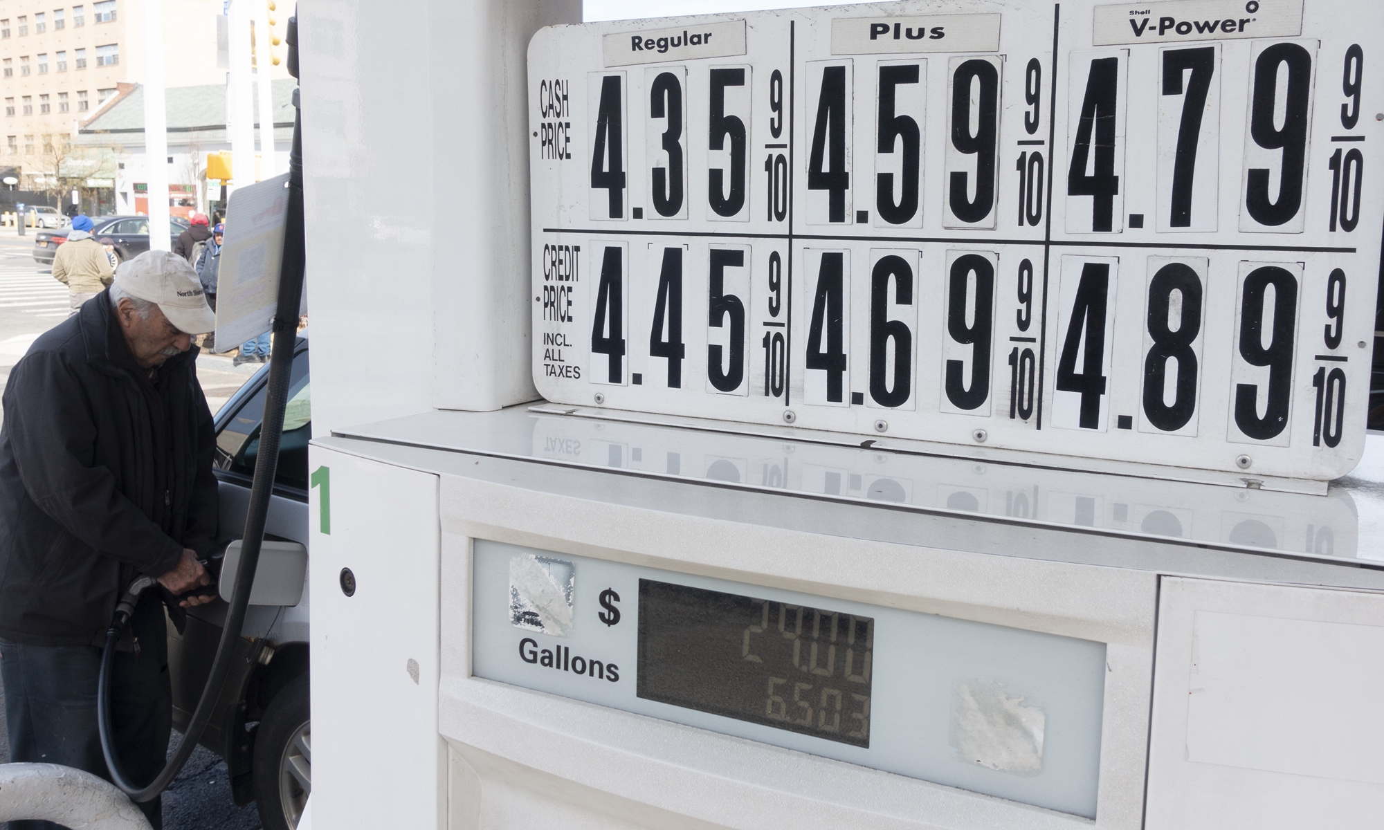 Drivers fill up their cars at a gas station in Queens, New York. The national average of gasoline prices rose to $4.17 a gallon, breaking the all-time high set in July 2008, according to the data from the American Automobile Association. Photo: VCG