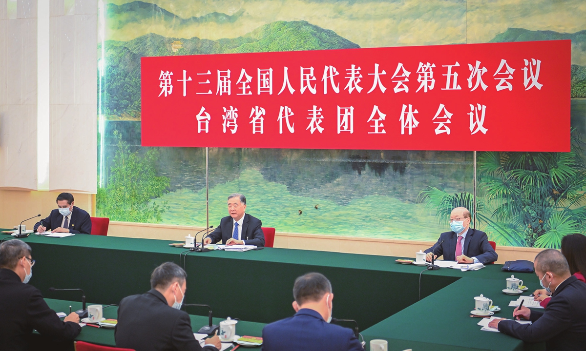 Wang Yang (center), a member of the Standing Committee of the Political Bureau of the Communist Party of China Central Committee and chairman of the National Committee of the Chinese People's Political Consultative Conference, joins deliberations with deputies from the Taiwan delegation at the fifth session of the 13th National People's Congress in Beijing on March 9, 2022. Photo: Xinhua