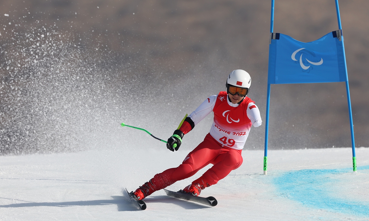 Sun Yanlong of Team China competes during the men's giant slalom standing Run 1 at the Beijing 2022 Winter Paralympics on March 10, 2022. Photo: VCG