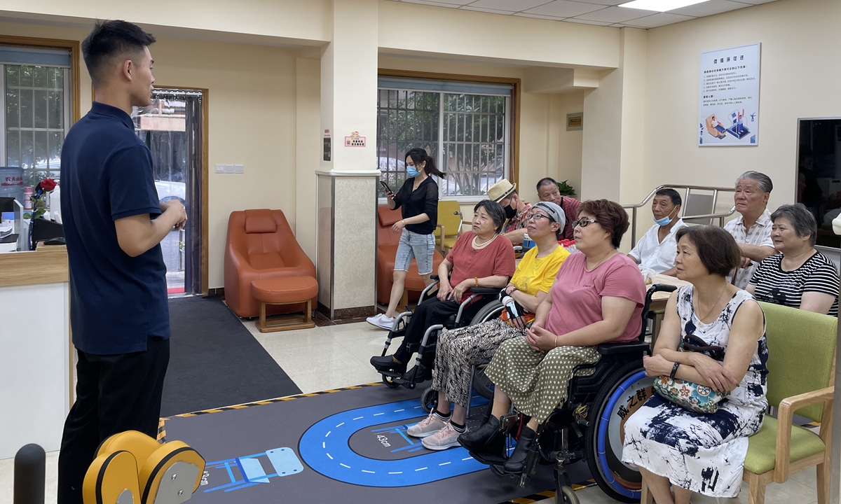 Zhang Mingkai ministrando uma palestra sobre saúde e preparação física para moradores com deficiência em uma academia do subdistrito de Changqiao em Xangai. Foto: Cortesia de Zhang Mingkai