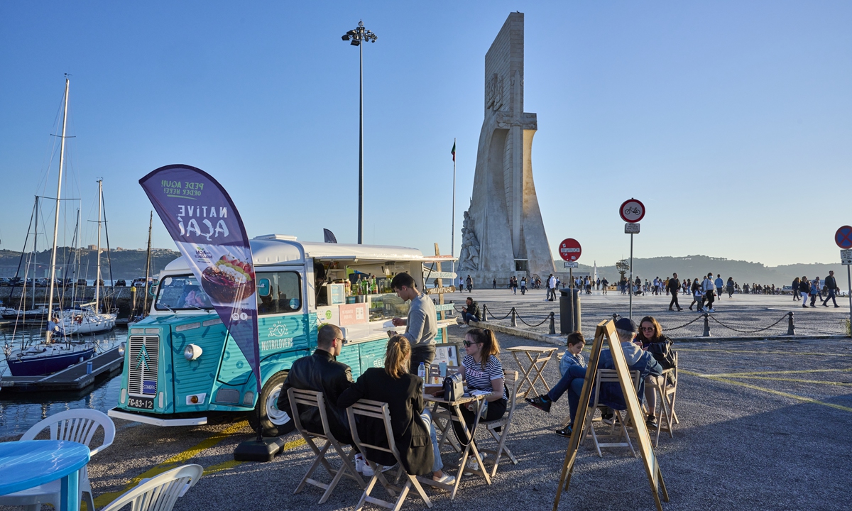 Tourists pause for snacks by the Nutrilovers food truck on November 14, 2021 in Lisbon, Portugal.  Photo: VCG