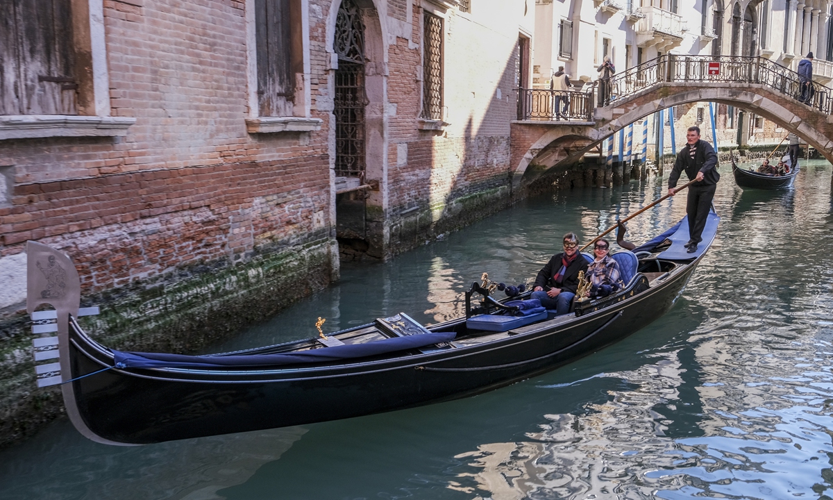 Tourists ride in a gondola on February 12, 2022 in Venice, Italy.  Photo: VCG