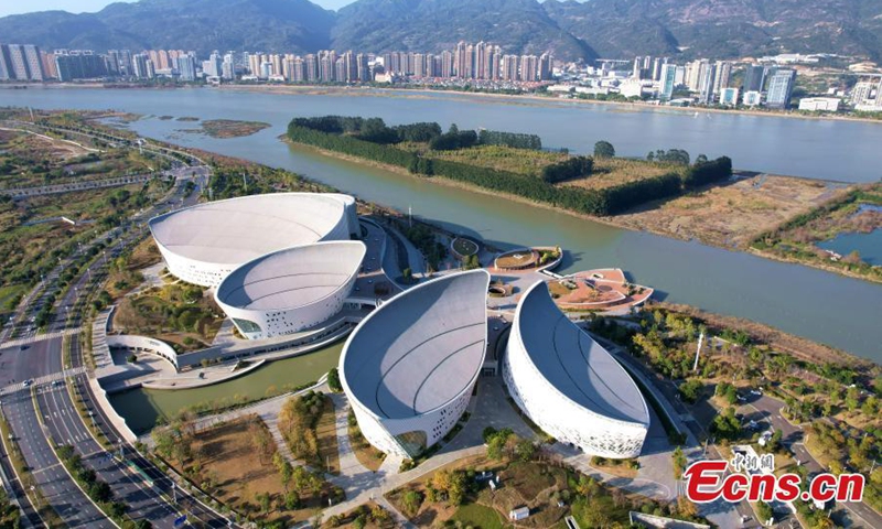 2022年3月9日，福州海峡文化艺术中心五个场馆的航拍照片，形成了中国东南部福建省福州市的一朵巨型茉莉花的五瓣结构。（照片：中新社/王东明）