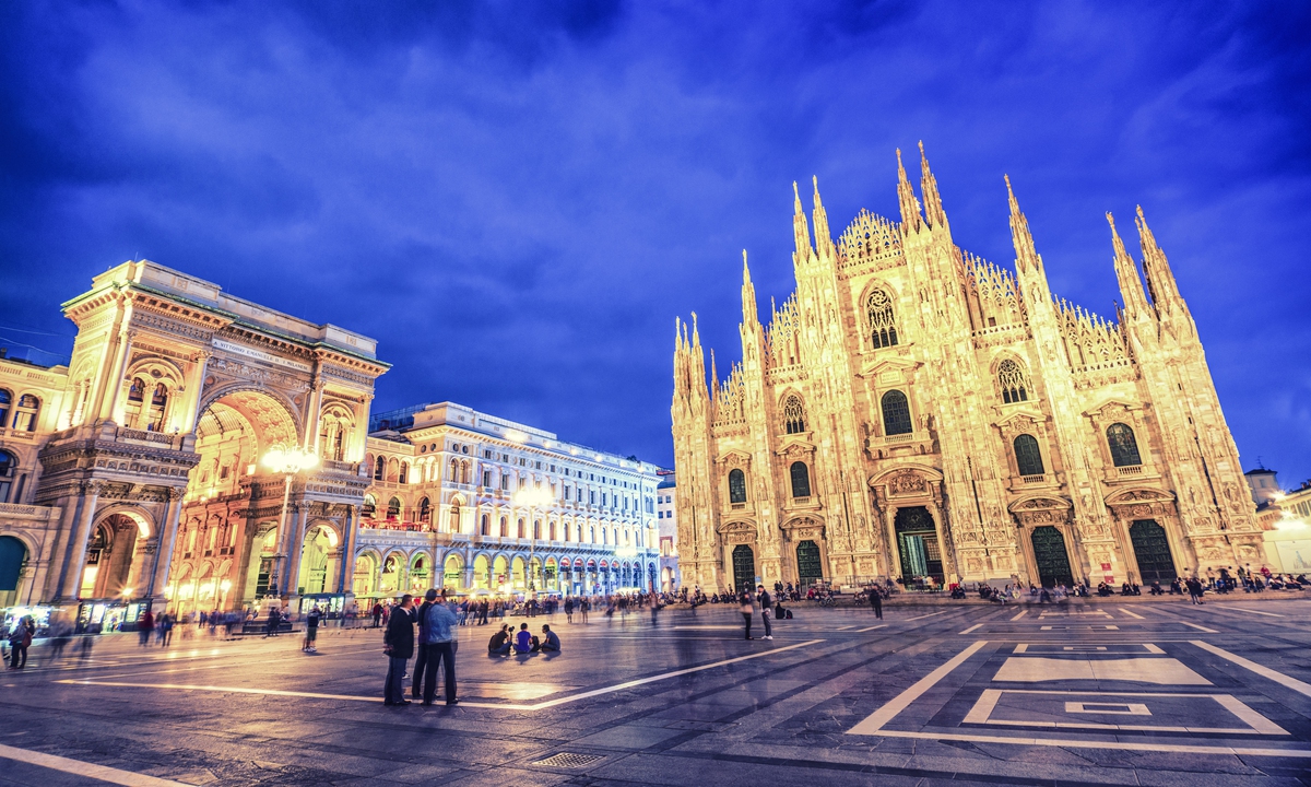 Tourists on the Piazza del Duomo in Milan, Italy. Photo: VCG