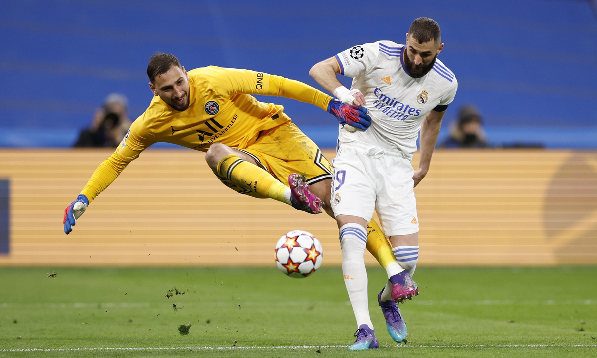 Karim Benzema (right) of Real Madrid competes with Paris Saint-Germain goalkeeper Gianluigi Donnarumma during their UEFA Champions League round of 16 second-leg match at Estadio Santiago Bernabeu on March 9, 2022 in Madrid, Spain. Photo: VCG