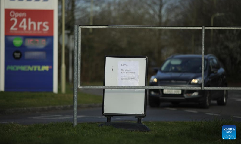 Photo taken on March 10, 2022 shows a notice saying that no diesel fuel is available at a petrol station in Basingstoke, Britain. On Tuesday Britain said it would phase out imports of Russian oil by the end of 2022. The ongoing Russia-Ukraine conflict prompted fears about energy supply disruptions from key exporter Russia.Photo:Xinhua