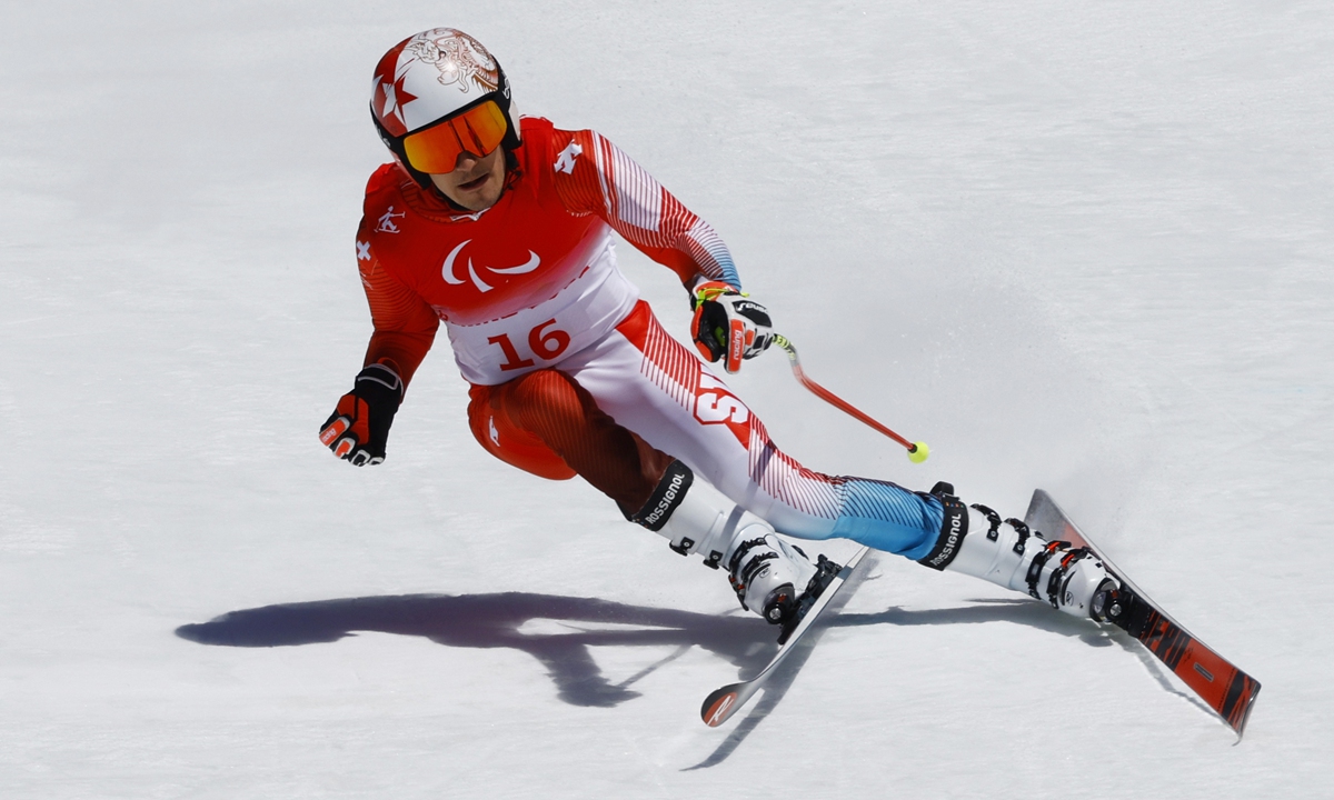 Theo Gmur of Switzerland competes in the men's downhill standing Alpine skiing competition at the Beijing Winter Paralympic Games on March 5, 2022. Photo: IC