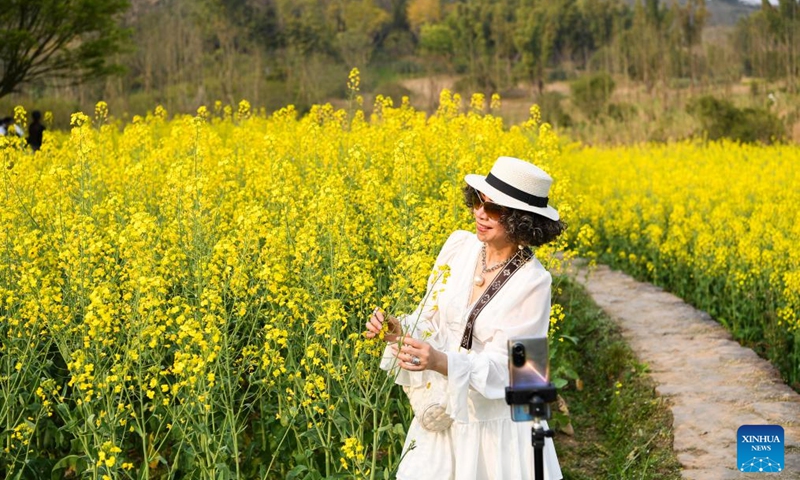 A tourist takes a selfie on Guangyang Isle in southwest China's Chongqing on March 10, 2022. Guangyang Isle, the largest island on the upper Yangtze River, is rich in natural resources.Photo:Xinhua