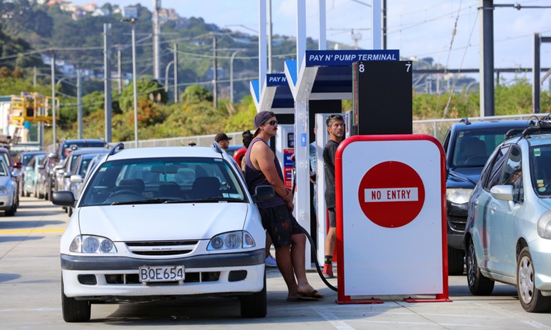 People queue to fill the tanks at a Waitomo gas station in New Zealand's capital city Wellington in the afternoon of March 11, 2022, moment before another hike in fuel price.Photo:Xinhua