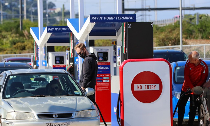 People queue to fill the tanks at a Waitomo gas station in New Zealand's capital city Wellington in the afternoon of March 11, 2022, moment before another hike in fuel price.Photo:Xinhua