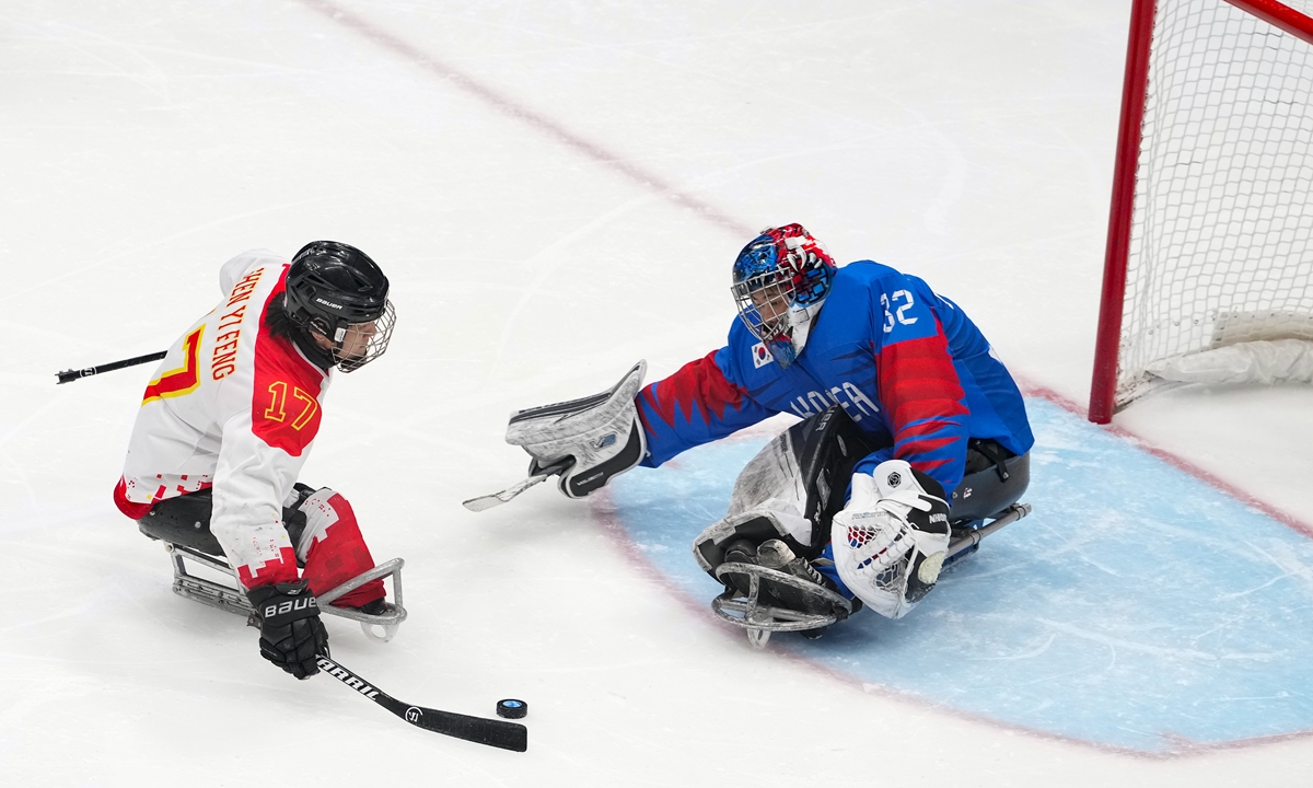 Shen Yifeng (left) of Team China and Lee Jae-woong of Team South Korea compete during the Para Ice Hockey Bronze Medal Game on March 12, 2022 in Beijing. Photo: VCG