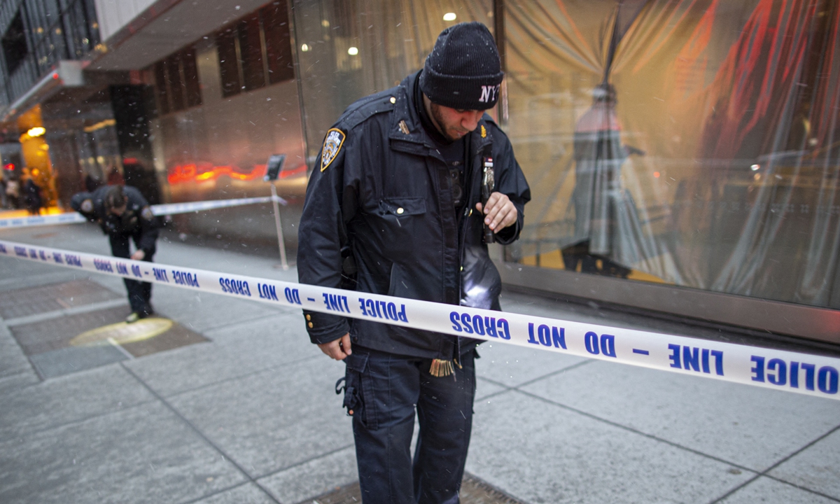 A New York City police officer looks on the ground next to the entrance of the Museum of Modern Art in New York City on March 12, 2022. Two people were stabbed at New York's prestigious Museum of Modern Art on Saturday, police said, causing the museum to be evacuated. The two victims are in hospital and expected to survive. Photo: AFP
