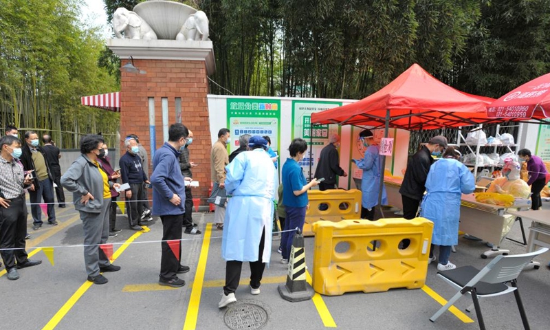 Residents queue to receive nucleic acid tests at a community in east China's Shanghai, March 13, 2022.Photo:Xinhua