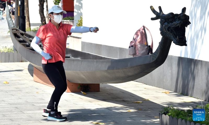 A citizen wearing a face mask does exercise in south China's Hong Kong, March 13, 2022.Photo:Xinhua