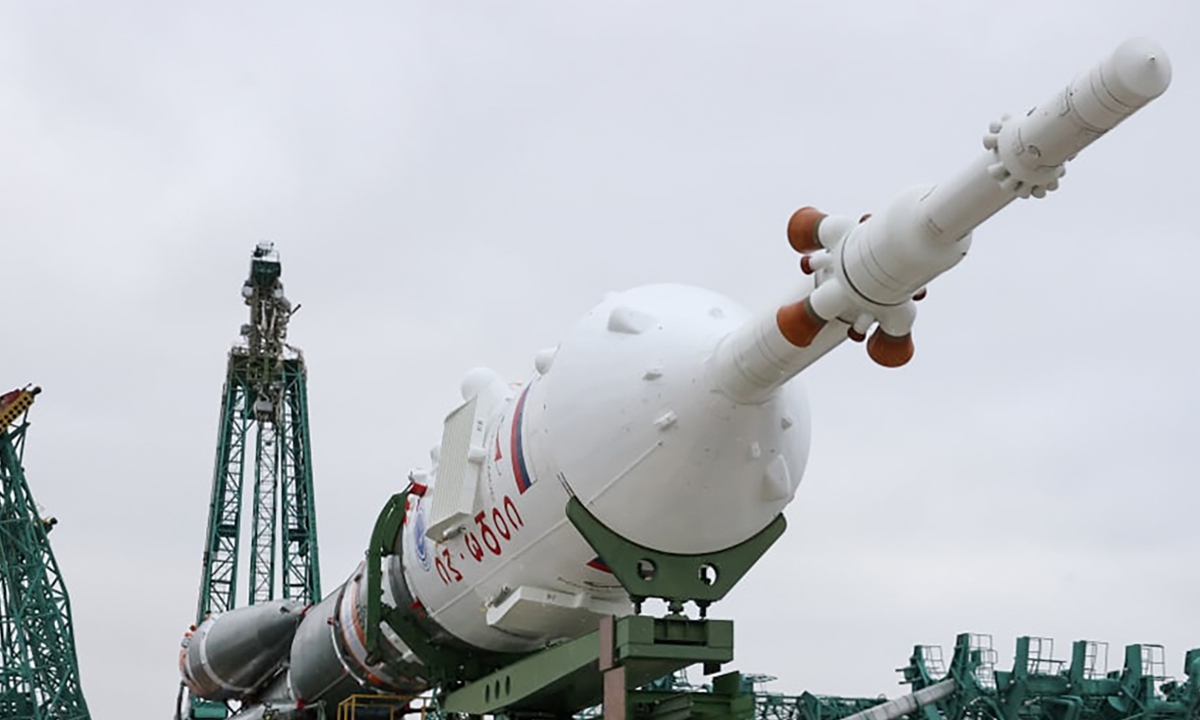 A Soyuz-2.1a rocket booster with the Soyuz MS-21 manned spaceship is being installed on a launch pad at the Russian-leased Baikonur cosmodrome in Kazakhstan on March 15, 2022. Russian cosmonauts Oleg Artemyev, Denis Matveev and Sergei Korsakov are scheduled to travel to the International Space Station aboard the Soyuz MS-21 spacecraft on March 18. Photo: VCG