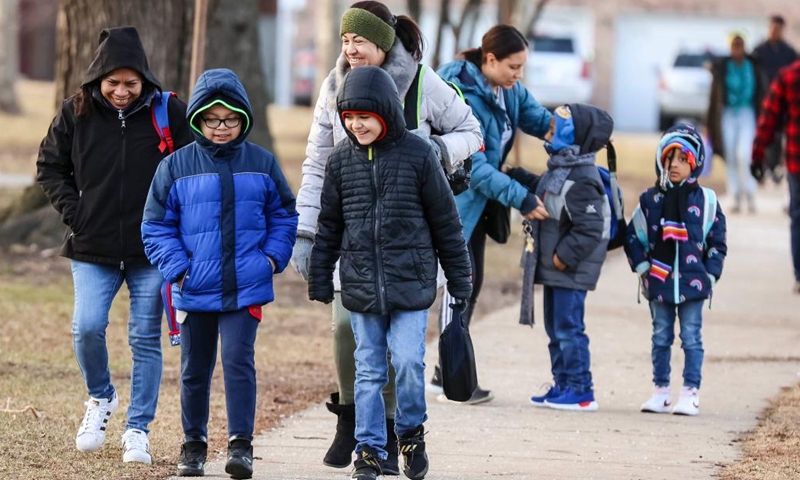Students arrive at Rogers Fine Art Elementary School in Chicago, the United States, on March 14, 2022. Chicago Public Schools (CPS), the third largest school district in the United States, lifted mask mandate and introduced a mask-optional policy beginning Monday(Photo: Xinhua)