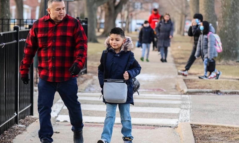 Students arrive at Rogers Fine Art Elementary School in Chicago, the United States, on March 14, 2022. Chicago Public Schools (CPS), the third largest school district in the United States, lifted mask mandate and introduced a mask-optional policy beginning Monday.(Photo: Xinhua)