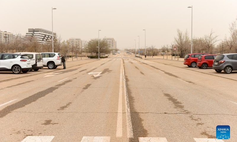 Photo taken on March 15, 2022 shows the ground covered by sand in Madrid, Spain. Storm Celia blew sand from the Sahara desert over Madrid on Tuesday. (Photo by Gustavo Valiente/Xinhua)