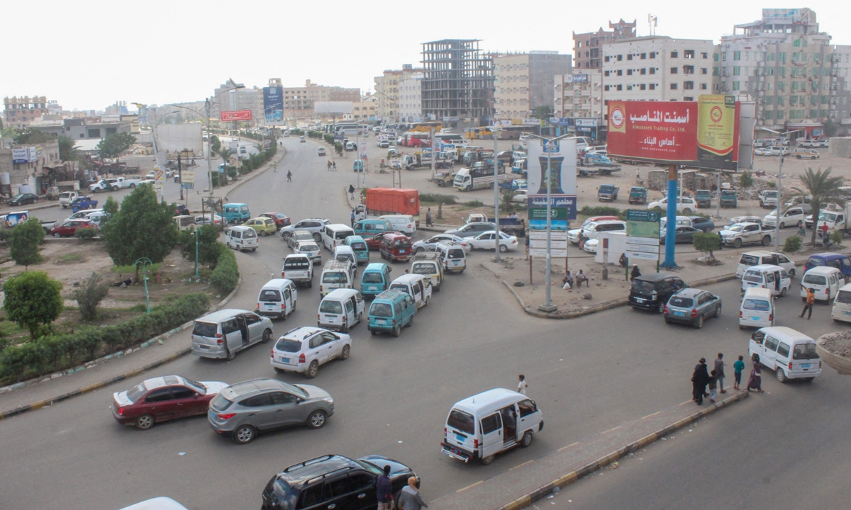 Cars drive through a roundabout in Dar Sad, north of Yemen's southern city of Aden on December 31, 2020. Photo: AFP