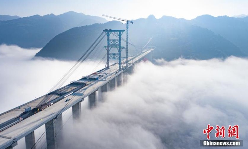 Photo taken on March 15, 2022 shows clouds surrounded Dafaqu grand bridge of Renhuai-Zunyi expressway in southwest China's Guizhou Province. The bridge, with designed length of 1,427 meters and width of 33 meters, is one of the key projects along the expressway. (Photo: China News Service/He Xiaobo)