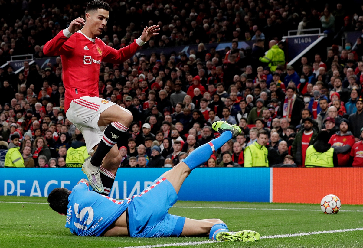 Stefan Savic (below) of Atletico Madrid tackles Cristiano Ronaldo of Manchester United on March 15, 2022 in Manchester, England. Photo: VCG