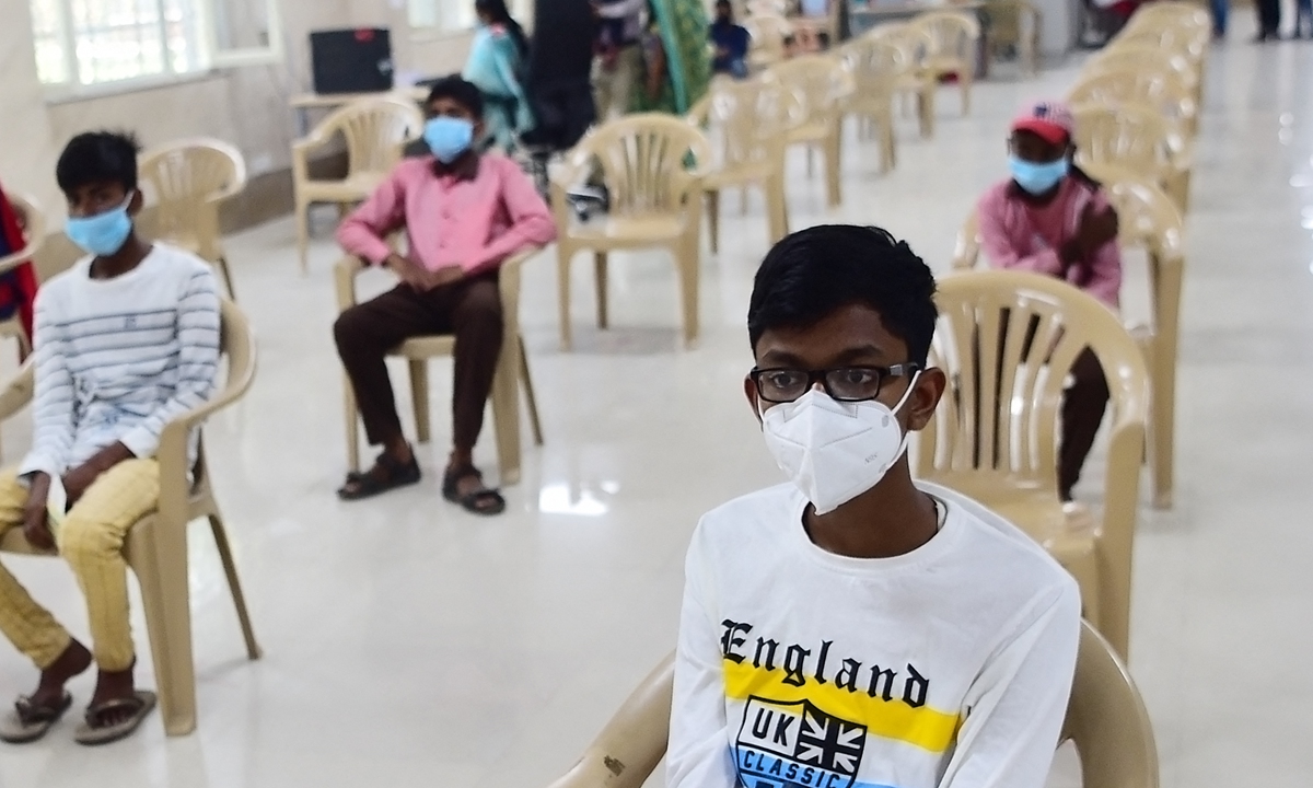 Youth wait to receive a dose of the COVID-19 Corbevax vaccine during a vaccination drive for people in the 12-14 age group at a vaccination center in Allahabad, India on March 16, 2022. Photo: AFP