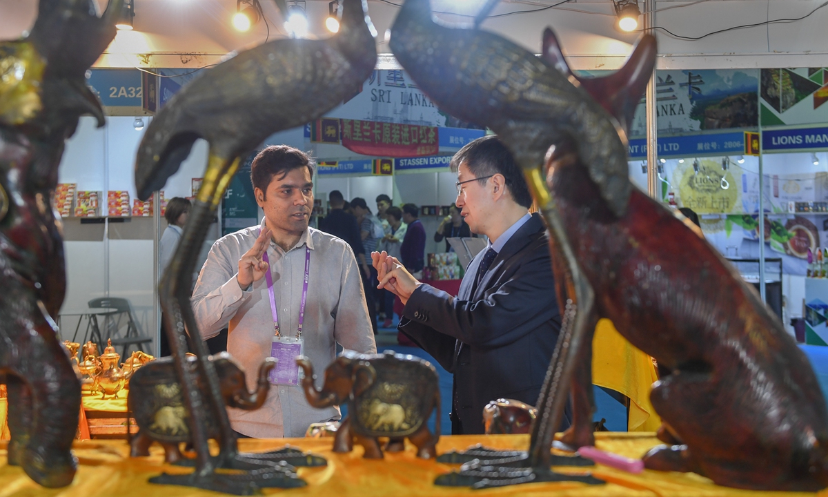 An Indian merchant (left) sells Indian handicrafts to customers at the 5th China (Quanzhou) Maritime Silk Road International Brand Expo in Quanzhou, East China's Fujian Province, on April 18, 2019. Photo: Xinhua