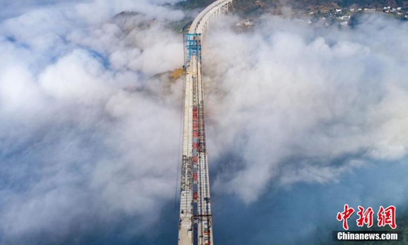 Photo taken on March 15, 2022 shows clouds surrounded Dafaqu grand bridge of Renhuai-Zunyi expressway in southwest China's Guizhou Province. The bridge, with designed length of 1,427 meters and width of 33 meters, is one of the key projects along the expressway. (Photo: China News Service/He Xiaobo)