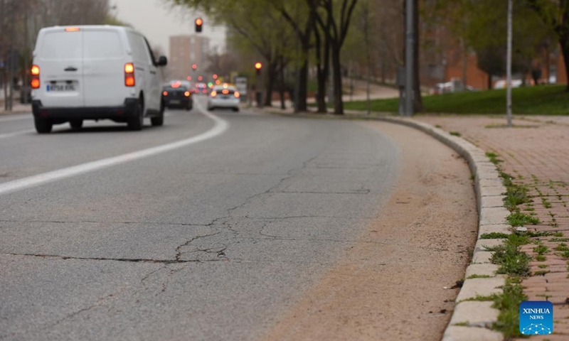 Photo taken on March 15, 2022 shows the ground covered by sand in Madrid, Spain. Storm Celia blew sand from the Sahara desert over Madrid on Tuesday. (Photo by Gustavo Valiente/Xinhua)