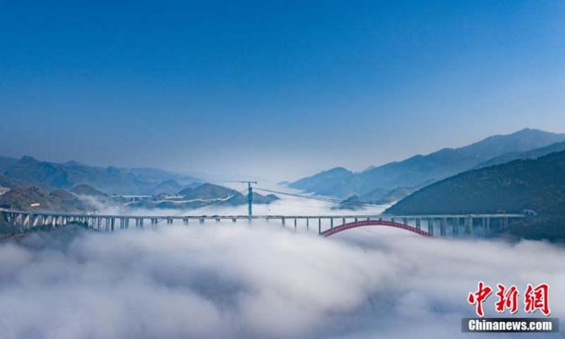 Photo taken on March 15, 2022 shows clouds surrounded Dafaqu grand bridge of Renhuai-Zunyi expressway in southwest China's Guizhou Province. The bridge, with designed length of 1,427 meters and width of 33 meters, is one of the key projects along the expressway. (Photo: China News Service/He Xiaobo)