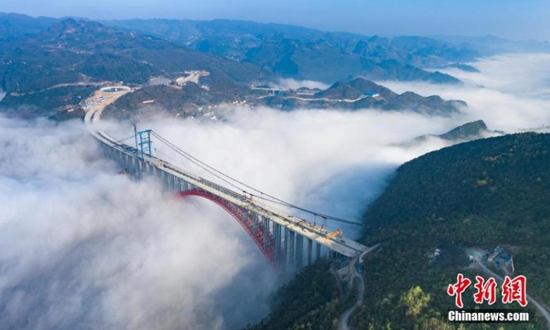 Photo taken on March 15, 2022 shows clouds surrounded Dafaqu grand bridge of Renhuai-Zunyi expressway in southwest China's Guizhou Province. The bridge, with designed length of 1,427 meters and width of 33 meters, is one of the key projects along the expressway. (Photo: China News Service/He Xiaobo)