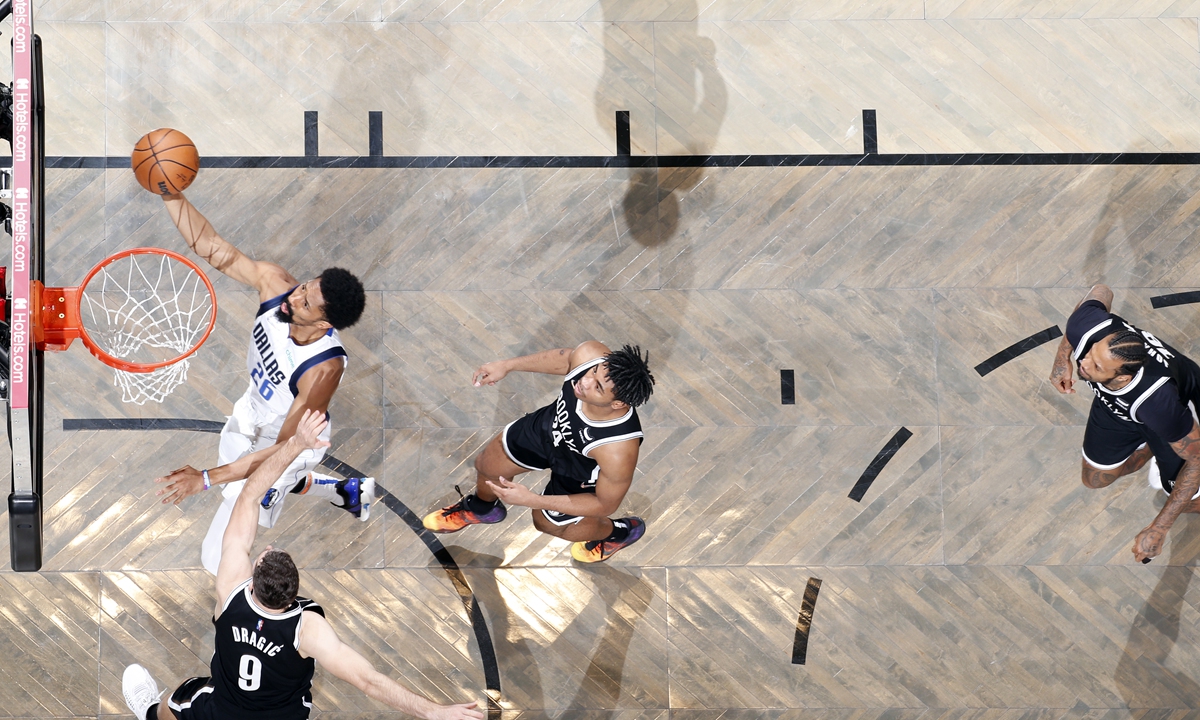 Spencer Dinwiddie of the Dallas Mavericks drives to the basket against the Brooklyn Nets on March 16, 2022 in Brooklyn, New York City. Photo: VCG