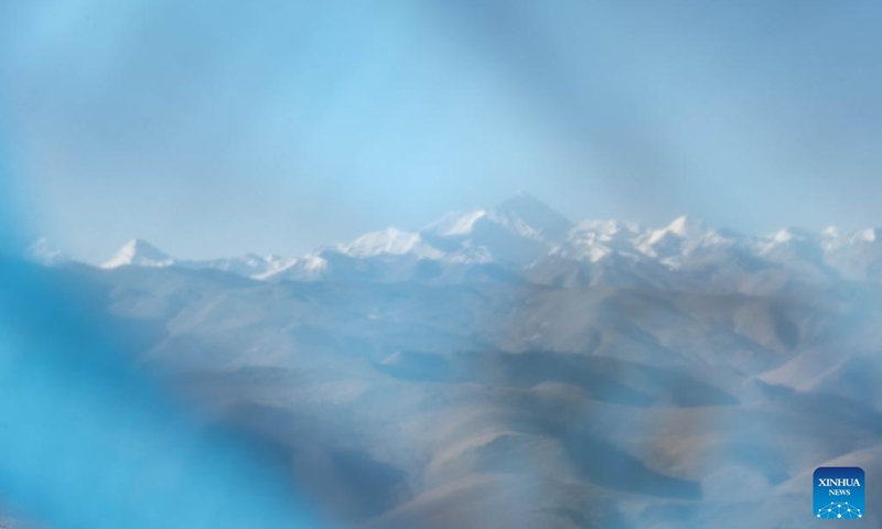 Photo taken on March 15, 2022 shows a view of Mount Qomolangma seen through a prayer flag from Xigaze City of southwest China's Tibet Autonomous Region.(Photo: Xinhua)