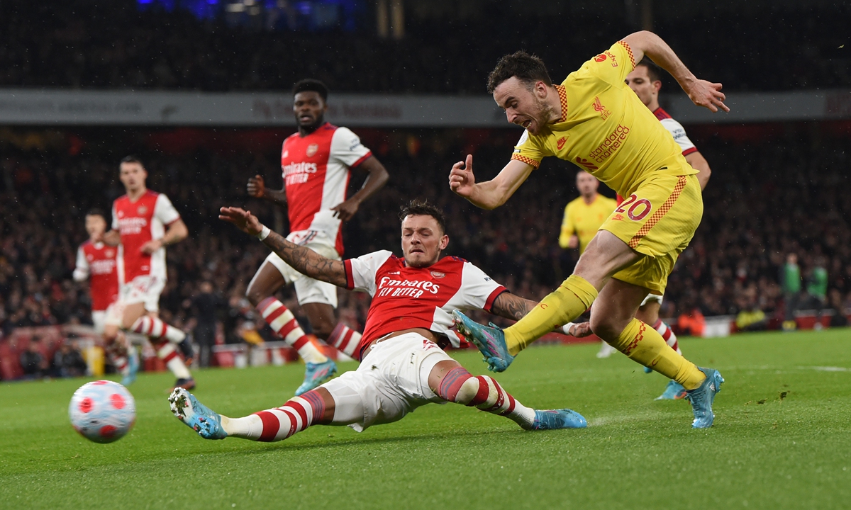 Diogo Jota (in yellow) of Liverpool scores against Arsenal on March 16, 2022 in London, England. Photo: VCG 