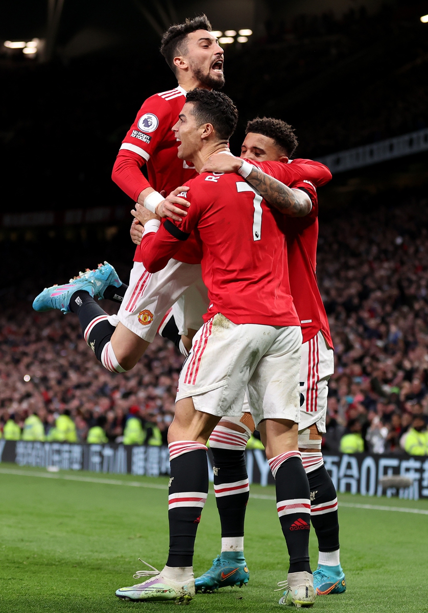 Cristiano Ronaldo (No.7) of Manchester United celebrates scoring with teammates on March 12, 2022 in Manchester, England. Photo: VCG
