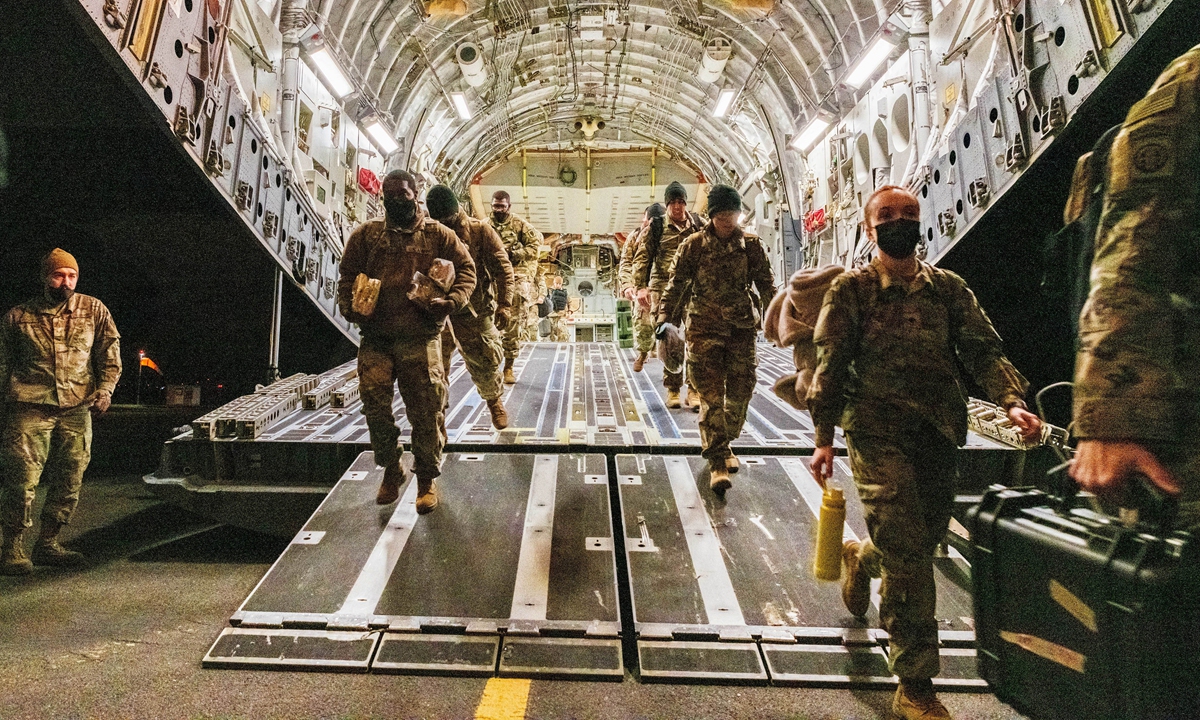 A troop of additional US soldiers deployed to Europe in response to tensions between Russia and Ukraine arrives at Wiesbaden, Germany on February 4, 2022. Photo: IC