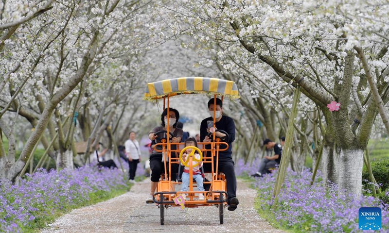 Tourists go sightseeing at Fenghuanggou scenic area in Nanchang County of east China's Jiangxi Province, March 16, 2022. (Xinhua/Peng Zhaozhi)