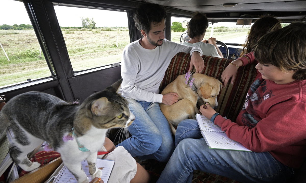 Argentinian Zapp family travels alongside its dog Timon, and its cat Hakuna, near Gualeguaychu, on March 10, 2022. Photo: AFP 