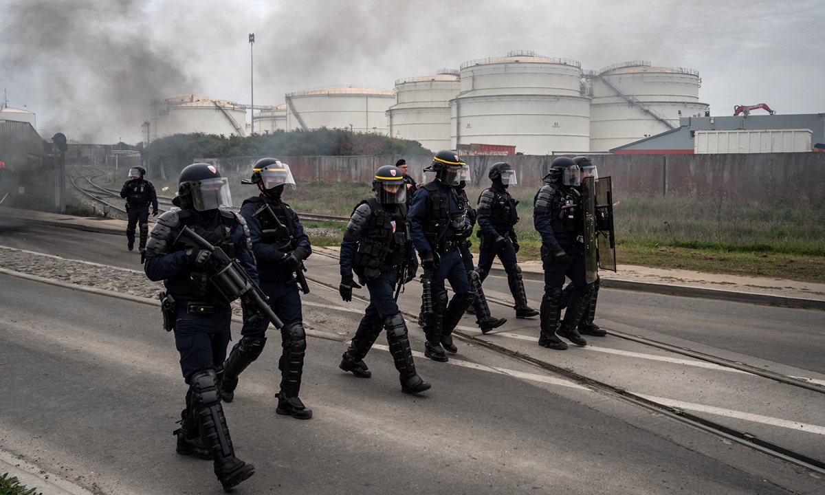 French police intervene to evacuate fishermen as they block an oil depot to protest against the rising price of fuel, in La Rochelle, on March 17, 2022. French police intervened on Wednesday evening to unblock the oil depots of Rennes and Lorient, but the blockage continued in Brest and La Rochelle because of the soaring price of fuel and despite the announcement of the government's aid plan. Photo: AFP
