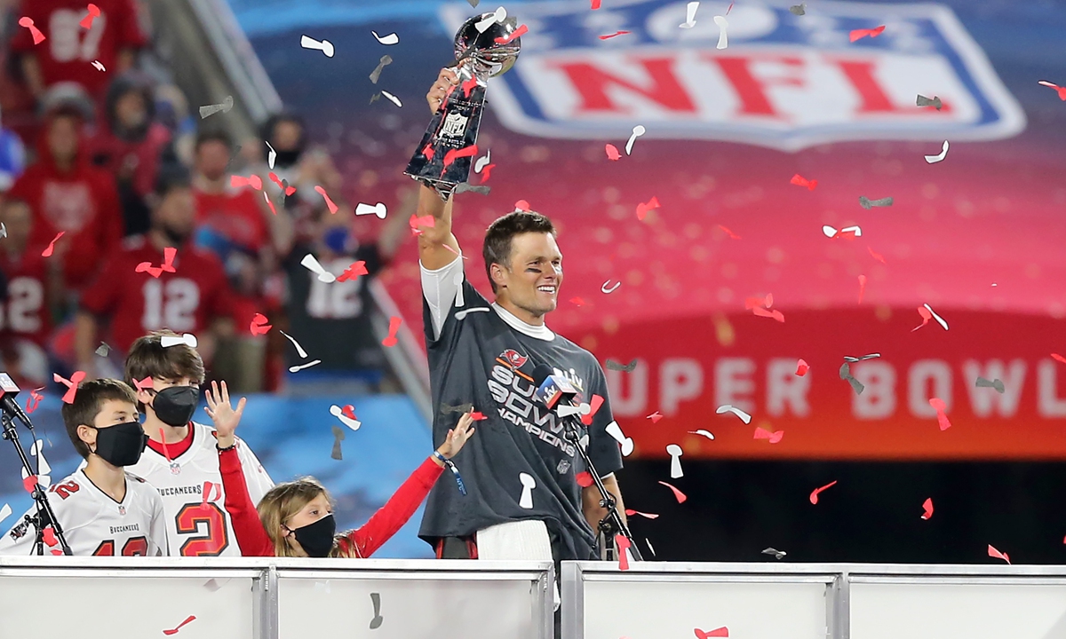 Super Bowl MVP Tom Brady of the Buccaneers hoists the Lombardi Trophy after the Super Bowl LV game between the Kansas City Chiefs and the Tampa Bay Buccaneers on February 7, 2021 in Tampa, Florida. Photo: VCG